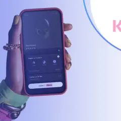Dłoń trzyma smartfon z aplikacją Klarna, umożliwiającą zakup słuchawek na raty.