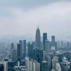 Widok na nowoczesną architekturę stolicy Malezji, Kuala Lumpur, z dominującymi wieżami Petronas.
