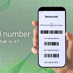Dłoń trzyma smartfon z ekranem "Device Info", gdzie widoczny jest numer IMEI telefonu.