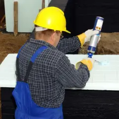 Jak długo schnie klej na elewacji? Kluczowe czynniki wpływające na czas wiązania