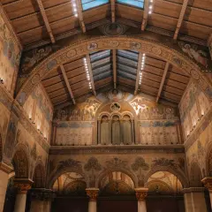Wnętrze muzeum sztuk pięknych w Budapeszcie. Bogato zdobione ściany i sklepienie z mozaikami i malowidłami.