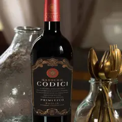 Bottiglia di vino rosso Masserie Codici Primitivo Puglia. Le caratteristiche del negroamaro vino sono evocate dalla terra unica e selvaggia.