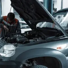 Mechanik sprawdza silnik auta przed sprzedażą. To ważny krok, gdy chcesz jak kupić auto w Niemczech.
