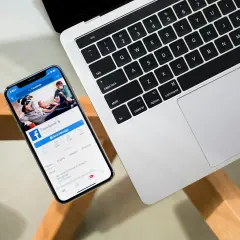 Czy kolejność znajomych na Facebooku jest przypadkowa czy nie?