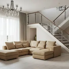 Nowoczesny salon z beżową kanapą i schodami. Elegancki żyrandol, dzieło polskiego producenta żyrandoli, dodaje blasku.