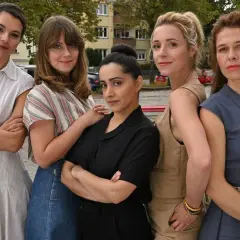 Fünf Frauen stehen nebeneinander. Eine davon ist die Hauptdarstellerin einer neuen Mediathek Serie.