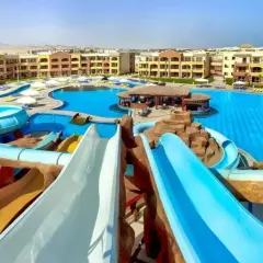 Wodne szaleństwo w Regency Plaza Aqua Park Spa! Zjeżdżalnie, baseny i bar – idealne miejsce na wakacje.