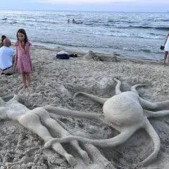 Niezwykłe rzeźby z piasku na plaży: odkryj magiczne miejsca i wydarzenia