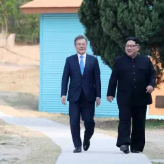 Kim Dzong Un i Mun Dze In idą razem. To symboliczne spotkanie, które może przynieść pokój na Półwyspie Koreańskim, niczym nadzieja na lepsze jutro dla Korei Południowej i Północnej.