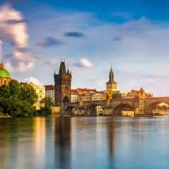 El Puente de Carlos y la Ciudad Vieja reflejados en el río Moldava. ¡Imprescindible para saber qué ver en Praga 3 días!