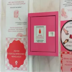Różowa skrzynka z darmowymi środkami higienicznymi. Napisy zachęcają do dzielenia się, gdy masz nadmiar. To część "okresowej rewolucji", która walczy z brakiem edukacji.