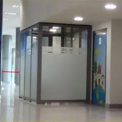 Szklana kabina z napisem "SMOKING AREA" sugeruje, że na lotnisku w Katowicach jest palarnia. Obok drzwi z rysunkiem domu na globusie.