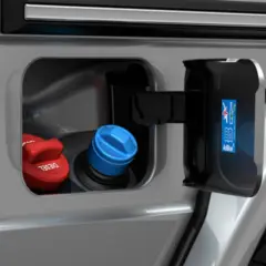 En silverfärgad bil med öppen lucka som visar diesel- och AdBlue-påfyllning.