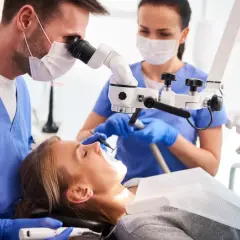 Alkohol przed dentystą: Dlaczego musisz go unikać przed wizytą?