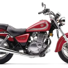 Motocicleta Suzuki GZ 250 Marauder roja, con asiento negro y detalles plateados. Lista para la aventura.