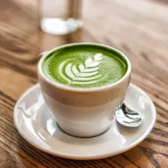 Tazza di matcha latte con schiuma decorata, un esempio di cos'è il latte in una bevanda cremosa e deliziosa.