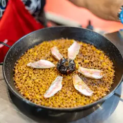 Paella de marisco, una de las cosas típicas de Alicante, lista para servir.