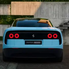 Niebieskie, elektryczne Ferrari Luce z okrągłymi światłami z tyłu, zaparkowane przed nowoczesną betonową architekturą.