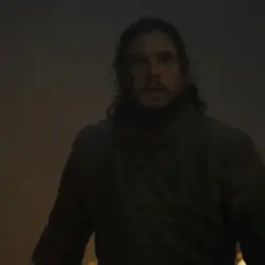 Jon Snow zszokowany w "Gra o tron s06e02". W tle płomienie i śnieg.
