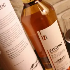 ancnoc 12 Year Old Single Malt Scotch Whisky, butelka i kieliszek do degustacji.