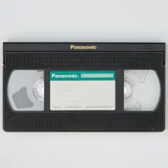 Taśma VHS Panasonic. Chcesz wiedzieć, jak zgrać VHS na komputer? Ten nośnik to klucz do archiwizacji wspomnień.