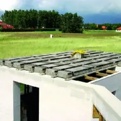 Budowa domu: betonowy strop nad parterem, przygotowany do wylania. Szacowany koszt stropu betonowego 100m2.
