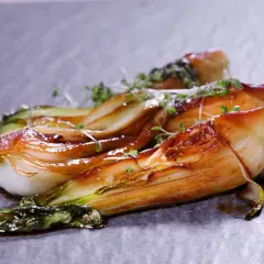 Gebratener Pak Choi mit glänzender Glasur, garniert mit frischen Kräutern. Ein köstliches Pak Choi Rezept, das Lust auf mehr macht.