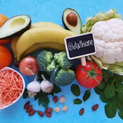 Warzywa i owoce, jak brokuły, pomidory, czosnek, pomarańcze, awokado, banany, kalafior, szpinak, migdały i marchewka, wspierają produkcję glutationu.