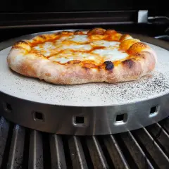 Pyszna pizza z grilla gazowego, z rumianym ciastem i ciągnącym się serem, pieczona na kamieniu.