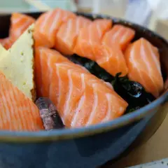 En skål med gravad lax, krabbpinnar och ägg. Perfekt för den som är gravid och längtar efter något gott.
