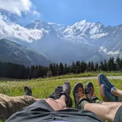 Odpoczynek po trudach Tour du Mont Blanc. Widok na ośnieżone szczyty i zielone doliny.