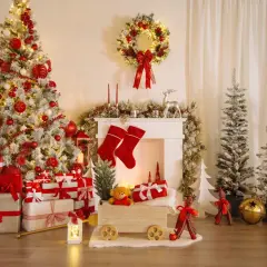 Świąteczna sceneria z choinką, prezentami i kominkiem. Idealny moment, kiedy zdejmować ozdoby świąteczne, by cieszyć się magią jeszcze dłużej.