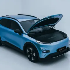 La Deepal S05, un'auto blu con il cofano aperto, mostra il suo design moderno e le luci a LED.