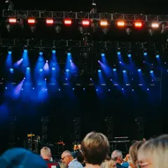 Bühne mit blauen und roten Lichtern, bereit für das Sea Dance Festival. Publikum wartet gespannt.