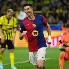Robert Lewandowski w barwach Barcelony cieszy się z bramki. Jego obecne drużyny to FC Barcelona i reprezentacja Polski.