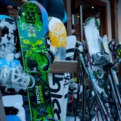 Jaki snowboard dla początkujących? Wybierz idealną deskę bez błędów