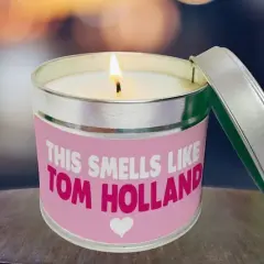 Świeczka o zapachu Toma Hollanda – idealny wybór dla fanów aromatów