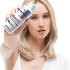 Frau zeigt L'Oréal Elvital Bond Repair Pre-Shampoo gegen extrem trockene Haare. Vorher-Nachher-Effekt für geschädigtes Haar.
