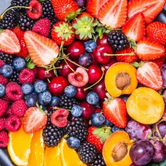 Beeren wie Himbeeren, Blaubeeren und Erdbeeren sind gute Optionen, wenn Sie wissen möchten, welches Obst am wenigsten Kohlenhydrate hat.