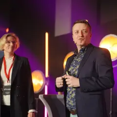 Jak się ubrać na integrację firmową? Smart casual bez wpadek!