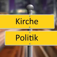 Wegweiser mit den Richtungen Kirche und Politik. Eine Entscheidung zwischen Glauben und weltlicher Macht.