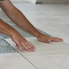 Ile naprawdę kosztuje położenie gresu 60x60? Sprawdź, na co uważać!
