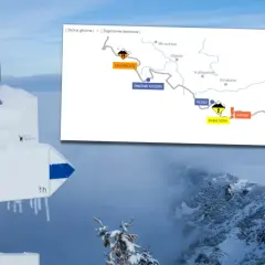 Zimowe Tatry i mapa zagrożeń lawinowych. Znaki szlaku turystycznego pokryte szronem wskazują drogę w gęstej mgle.