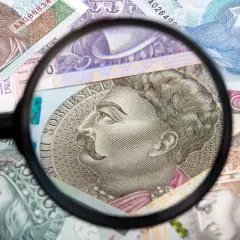 Pod lupą portret Jana III Sobieskiego na banknocie 200 zł. Czyżby mąż wypłacił pieniądze ze wspólnego konta?