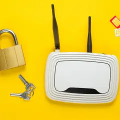 Router, klucze, kłódka i karty SIM symbolizują bezpieczny internet na kartę do routera.