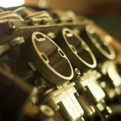 Metalowe elementy silnika, widoczne są cztery gardzieli przepustnicy. Adaptacja przepustnicy w toku.