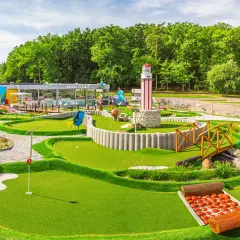 Mini golf w Rewalu to świetna zabawa! Wśród zielonych pól, latarni morskiej i morskich stworzeń odkryjesz niezapomniane rewal atrakcje.