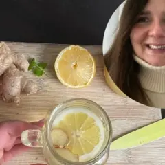 Kobieta przygotowuje napój z cytryną i imbirem, zastanawiając się, czy imbir można pić codziennie.
