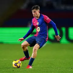 Pedro González, młody piłkarz FC Barcelony, drybluje z piłką na zielonej murawie.