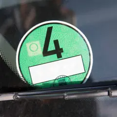 Vignette pour rouler en Allemagne, une pastille verte "Umwelt Zone" avec le chiffre 4, indiquant la catégorie environnementale du véhicule.